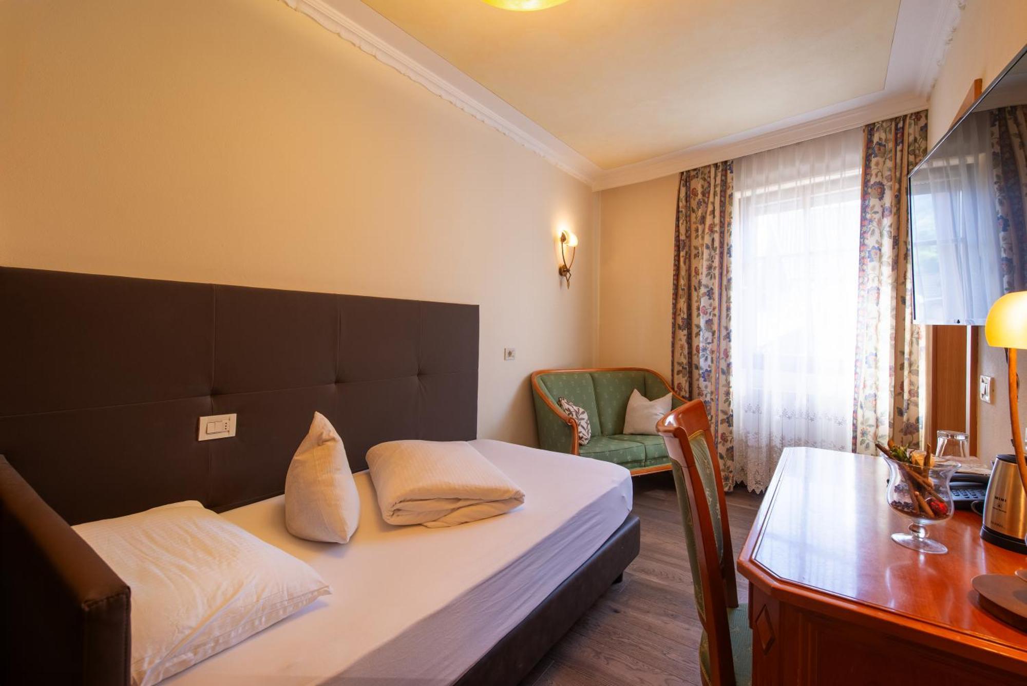 Hotel Engel สลูแดร์โน ภายนอก รูปภาพ